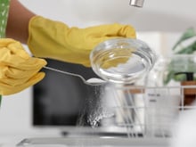 Testei 5 truques com bicarbonato de sódio e descobri o que realmente funciona em casa