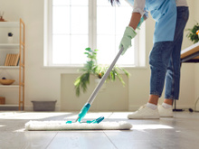 Pingo 2 gotinhas na água do balde e pronto: o perfume fica por três dias e a poeira não volta a aparecer