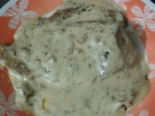 Bife com creme de cebola