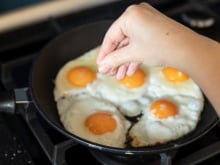 Além de um bom azeite, o ovo frito perfeito precisa ser cozido com este outro ingrediente: "Proporciona mais cremosidade e profundidade de sabor"