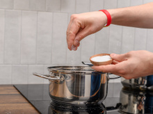 O truque para tirar o excesso de sal da comida em segundos: não acreditei que funcionava até testar