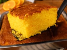 Nem farinha de trigo, nem leite: esse bolo de laranja de liquidificador é a receita que sempre faço para o lanche da tarde