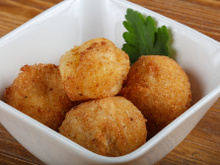 Bolinho de milho recheado com queijo parmesão: confira