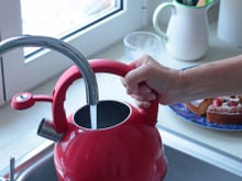 Água da torneira ou filtrada: saiba qual a escolha mais segura na hora de cozinhar de acordo com os especialistas