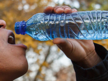 Todo mundo faz, mas poucos sabem que o hábito de reutilizar garrafas de plástico com água é muito perigoso e aqui está por quê