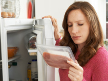 Acabou a luz e a geladeira está cheia? Veja quanto tempo os alimentos duram e como conservar
