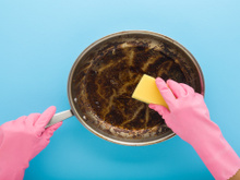Nem palha de aço, nem produtos caros: o truque que te faz dar adeus as manchas pretas das panelas e conquistou os leitores do TudoGostoso
