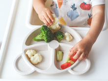 Esses são os alimentos que não podem faltar no prato do seu filho todos os dias, segundo nutricionista