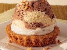 Torta de sorvete com farofa de amendoim