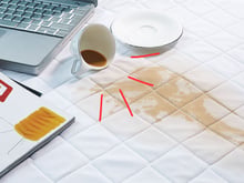 Com essas dicas vai ser fácil eliminar manchas de café do seu lençol