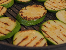 Abobrinha na frigideira, um acompanhamento rápido com o SEGREDO para deixá-las crocantes!