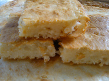 Bolo de mandioca cozida com queijo