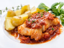 Filé de tilápia ao molho de tomate ao forno
