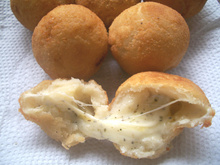 Bolinho de pizza 4 queijos do Marcelo