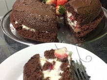 Bolo de chocolate com recheio de morango e creme de avelã com chocolate
