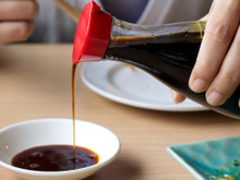 Comparando molho shoyu tradicional com molho shoyu light: rótulo pode enganar sobre a quantidade real de sódio