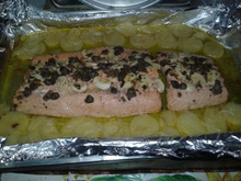 Salmão no forno ao molho de alcaparras e champignon