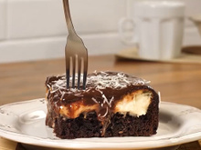 Esse bolo que parece de confeiteira já sai do forno recheado e é uma delícia