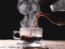 Você tem o costume de beber café ou chá muito quente? Esse hábito pode aumentar as chances de câncer, segundo novo estudo