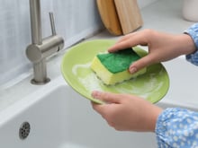 A esponja de lavar louças está desgastada? Aprenda o truque com ingrediente caseiro que irá fazer ela ficar nova!