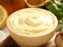 Essa receita de maionese caseira vale para tudo: use em sanduíches, lanches, salgados e muito mais