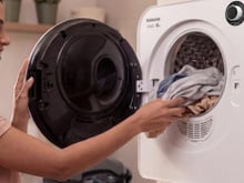 Prática para dias de chuva e lavanderias pequenas: Secadora de roupas Suggar 8kg está com o menor preço do ano