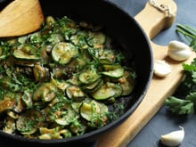 Sugestão de chef: o jantar mais delicioso, saudável e fácil é feito com 2 abobrinhas, 3 dentes de alho e salsinha em menos de 15 minutos