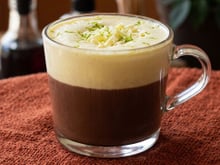 Duplamente cremoso e muito mais delicioso: chocolate quente meio a meio do TudoGostoso é a receita perfeita para as manhãs chuvosas!