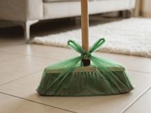 Se a sua vassoura fica com as cerdas cheias de cabelo, pelos e sujidades depois da faxina, você precisa aprender esse truque simples com uma sacola de plástico