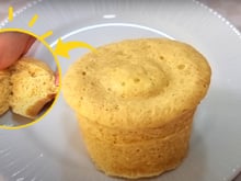 Pãozinho proteico de 4 ingredientes e pronto em 2 minutinhos: essa é a receita sem farinha mais fácil do planeta!