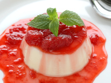 Nem pudim, nem manjar: panna cotta com calda de morango é a sobremesa queridinha da minha família no Natal