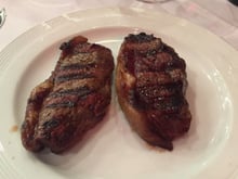Bife de chorizo (argentino) grelhado com folhas verdes