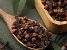 Para que serve mastigar cravo-da-índia? Esses são os benefícios impressionantes desse hábito simples