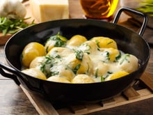 Capeletti ao molho de gorgonzola e pesto