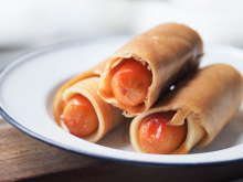 Criançada em casa? Enroladinho de salsicha na massa de panqueca é receita prática de lanche para as férias