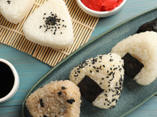 Ele se tornou um hit nos restaurantes asiáticos e pode ter um preço salgado, mas eu te ensino a fazer oniguiri em casa bem mais econômico!