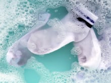 Coloque 4 comprimidos na máquina de lavar, entre as meias sujas. Isso removerá as manchas e restaurará o branco impecável das suas meias após a lavagem