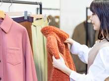 Chega de pendurar casacos: essa solução japonesa para aumentar o espaço no guarda-roupa é a melhor forma de aproveitar cada cantinho