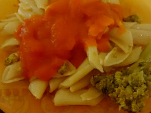 Macarrão com brócolis e molho de tomate