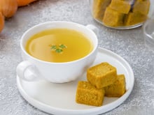 Pare de comprar caldo pronto! Aprenda a fazer cubinhos de caldos caseiros em passos simples e tenha-os sempre à mão no congelador