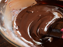 Testei várias receitas até acertar essa calda de chocolate para bolo bem brilhante e deliciosa