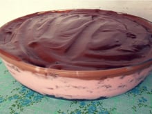 Bolo de chocolate com danone na travessa