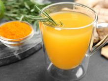 Os benefícios do chá de alecrim com cúrcuma: o que acontece com o corpo ao ingerir os populares ingredientes de remédios caseiros juntos na infusão