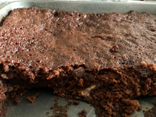 Bolo de chocolate, banana e mel