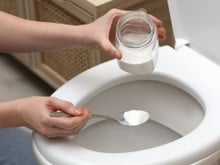 Você só precisa usar algumas colheres de sopa à noite para o calcário do vaso sanitário ter desaparecido de manhã!