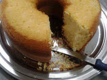 Bolo de fubá de liquidificador com goiabada