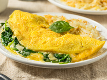 Sem farinha e pronta em 5 minutos: omelete de espinafre no liquidificador que salva qualquer refeição
