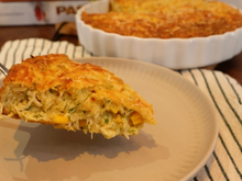 Torta de frango sem farinha de trigo com recheio suculento é prático e saboroso e até quem tem intolerância a glúten pode comer