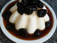 Manjar branco com calda de ameixas pretas