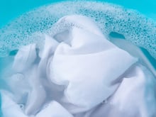 Apenas 3 colheres de sopa na água fria podem ajudar a recuperar o brilho dos tecidos: TudoGostoso ensina truque que serve para panos de prato, peças brancas e mais